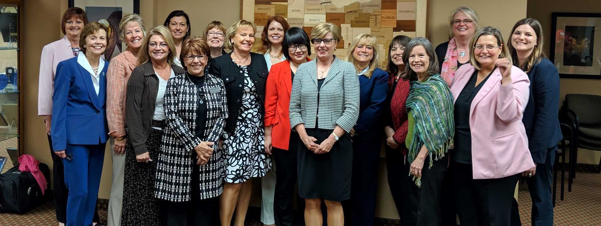 Foto einer Gruppe Kommunalpolitikerinnen aus den USA und Deutschland