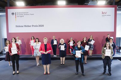 [Translate to English:] Foto der Gewinnerinnen des Helene Weber-Preis 2020 gemeinsam mit der ehemaligen Bundesfamilienministerin Franziska Giffey.