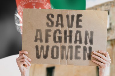 Ein Schild, auf dem steht: 'Save Afghan Women', wird hochgehalten.