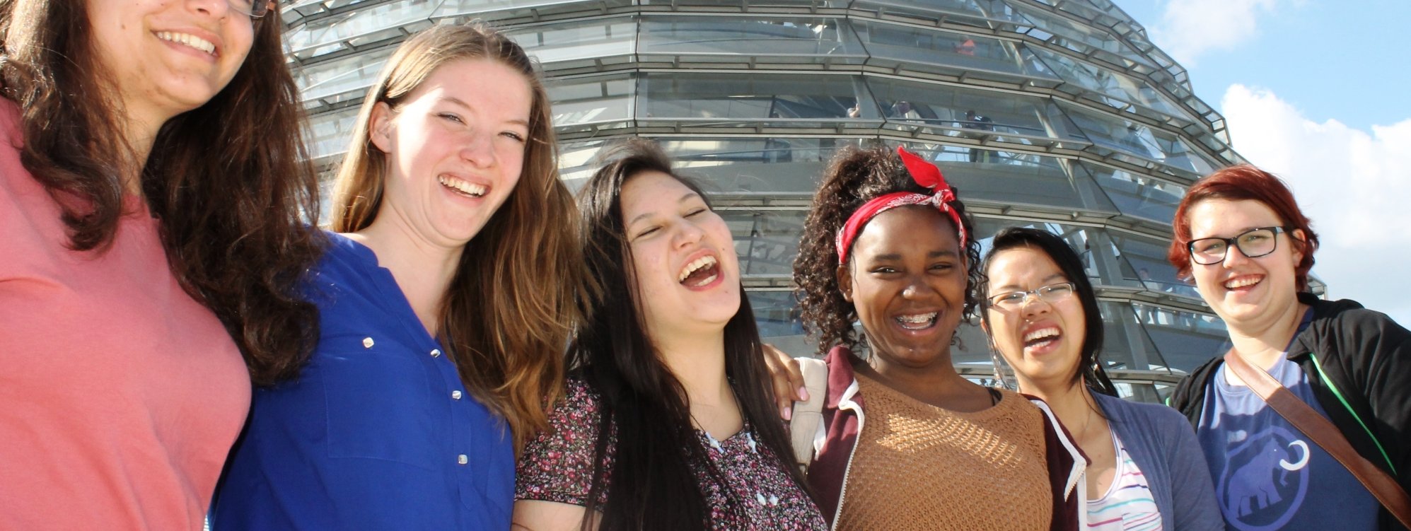Eine Gruppe lachender junger Frauen auf der Dachterrasse des Bundestages.