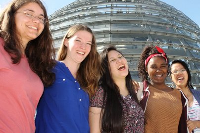 Eine Gruppe lachender junger Frauen auf der Dachterrasse des Bundestages.