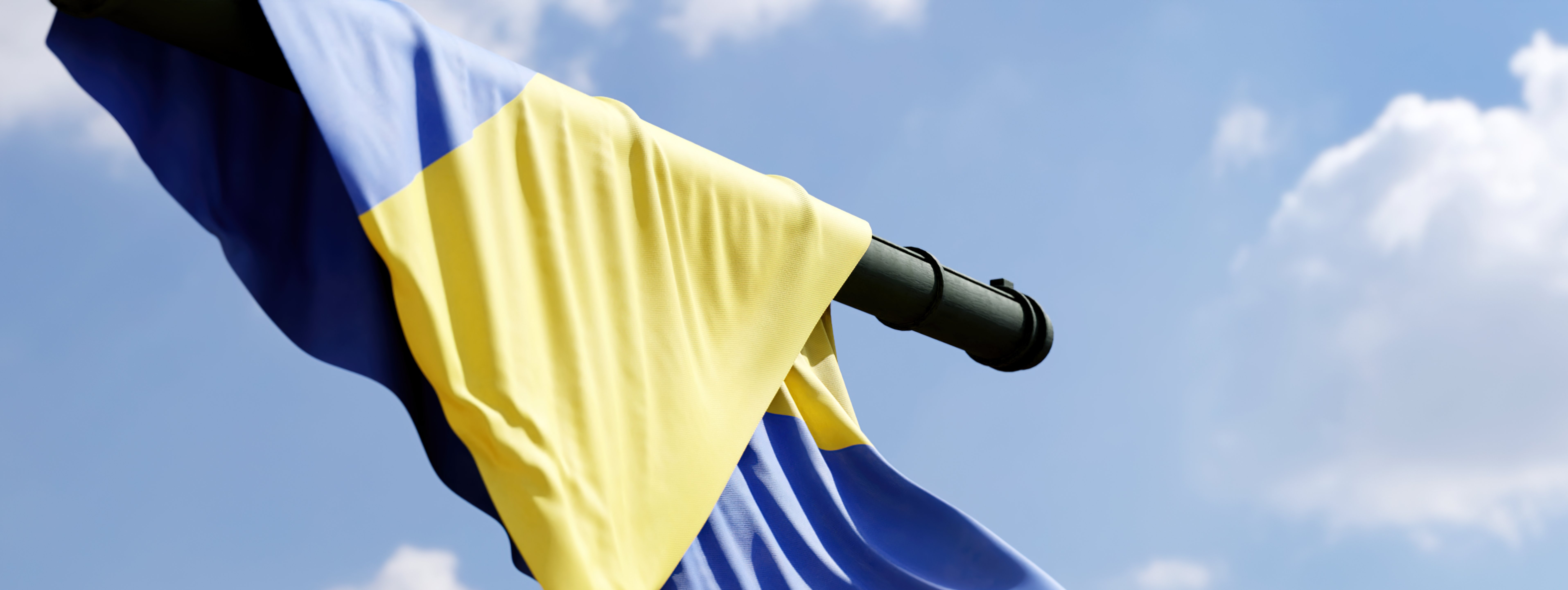 Ukrainische Flagge vor blauem Himmel.