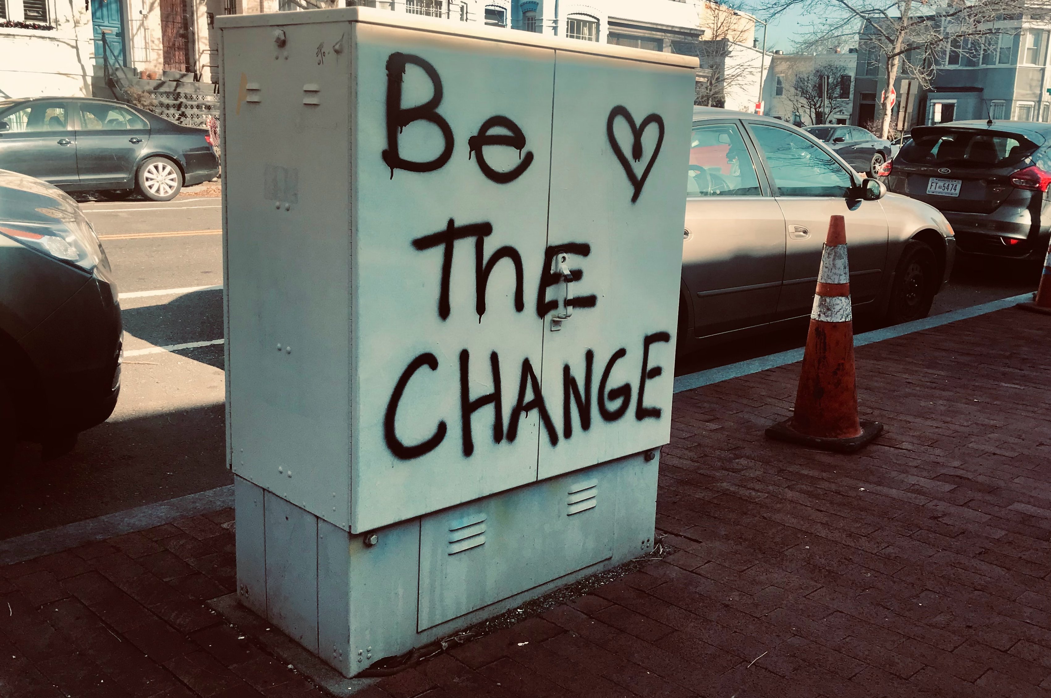 Stromkasten mit Spruch: "Be the Change".