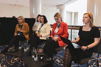 Dr. Helga Lukoschat, Liliya Kislitsina, Natalia Balasynovych und Dr. Yuliia Siedaia auf dem Podium.