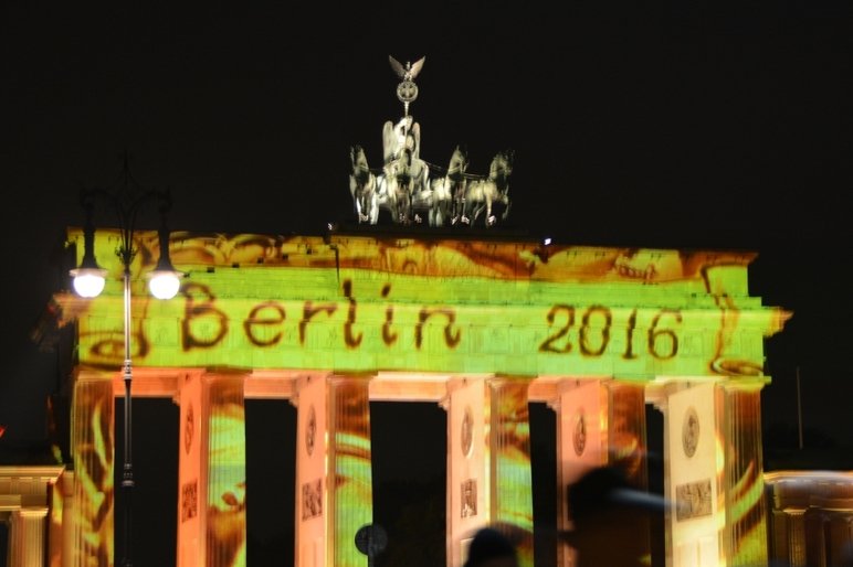 Brandenburger Tor im Dunkeln, angeleuchtet mit der Aufschrift ‚Berlin 2016‘.