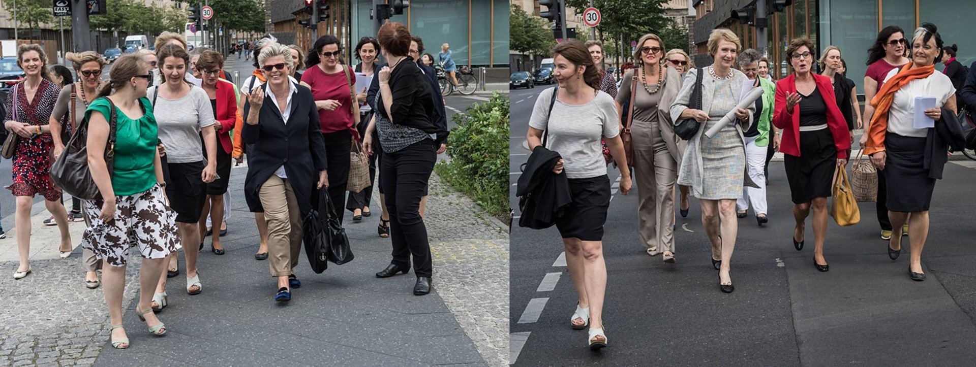 Eine Gruppe von Frauen läuft auf einer Straße in Richtung Kamera. Zum Teil unterhalten sich die Frauen miteinander.