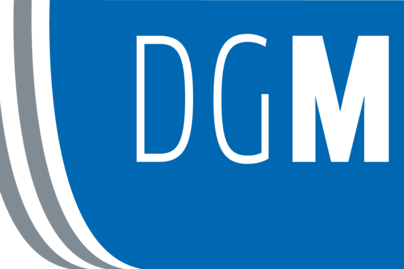 Logo der DGM.