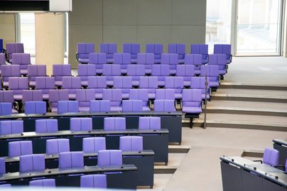 Foto einiger leerer Sitze im Bundestag.