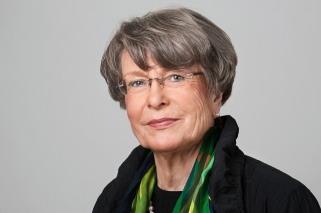 Foto von Prof. Dr. Barbara Schaeffer-Hegel. Sie lächelt freundlich in die Kamera.